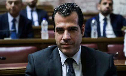 Επιτέθηκαν στον Θάνο Πλεύρη στα Πετράλωνα - Του πέταξαν γιαούρτια ενώ έτρωγε με την οικογένειά του