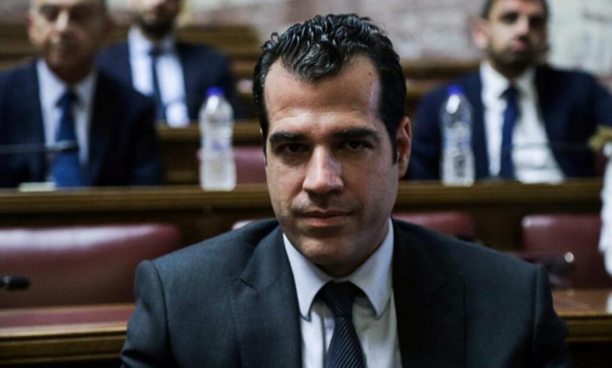 Επιτέθηκαν στον Θάνο Πλεύρη στα Πετράλωνα – Του πέταξαν γιαούρτια ενώ έτρωγε με την οικογένειά του