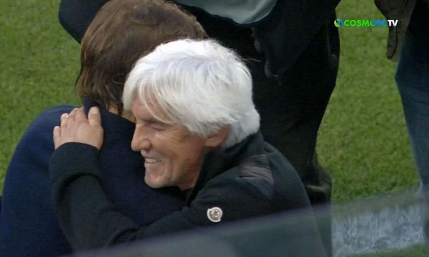 Η αγκαλιά Γιοβάνοβιτς και Αλμέιδα πριν τη σέντρα του ντέρμπι