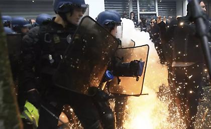 Άγρια επεισόδια για την Πρωτομαγιά στη Γαλλία: Μολότοφ και δακρυγόνα!