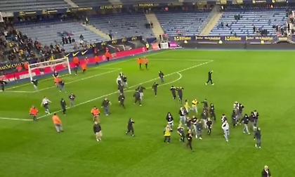 Μπούκαραν στο γήπεδο οι οπαδοί της Σοσό μετά την ήττα από την Ντιζόν!