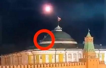 Welt: Ποιοι σκαρφαλώνουν με σκάλα στο θόλο του Κρεμλίνου πριν το drone εκραγεί; (video)