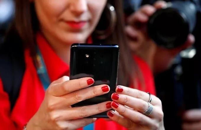 Έρευνα: Πόσο πρέπει να μιλάμε στο κινητό για να μην μας «ανέβει» η πίεση;