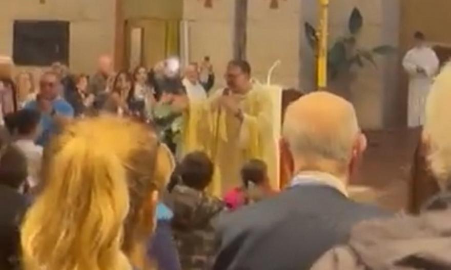 Νάπολι: Ιερέας τραγούδησε σύνθημα στην εκκλησία