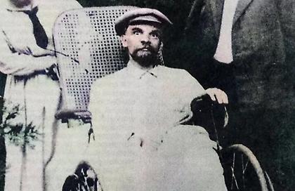 Ιστορική φωτογραφία: Ο Λένιν παράλυτος σε αναπηρική καρέκλα λίγο πριν πεθάνει