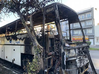 Επεισόδια με μολότοφ έξω από την Γεωπονική Σχολή - Φωτιά σε τρία τουριστικά λεωφορεία