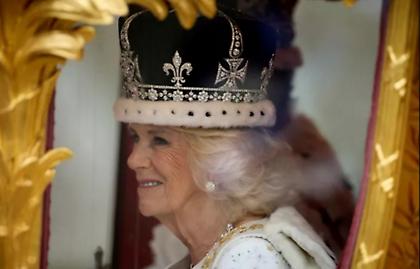 Αν και βασίλισσα έγινε η Καμίλα, το Twitter αποθεώνει την Νταϊάνα!