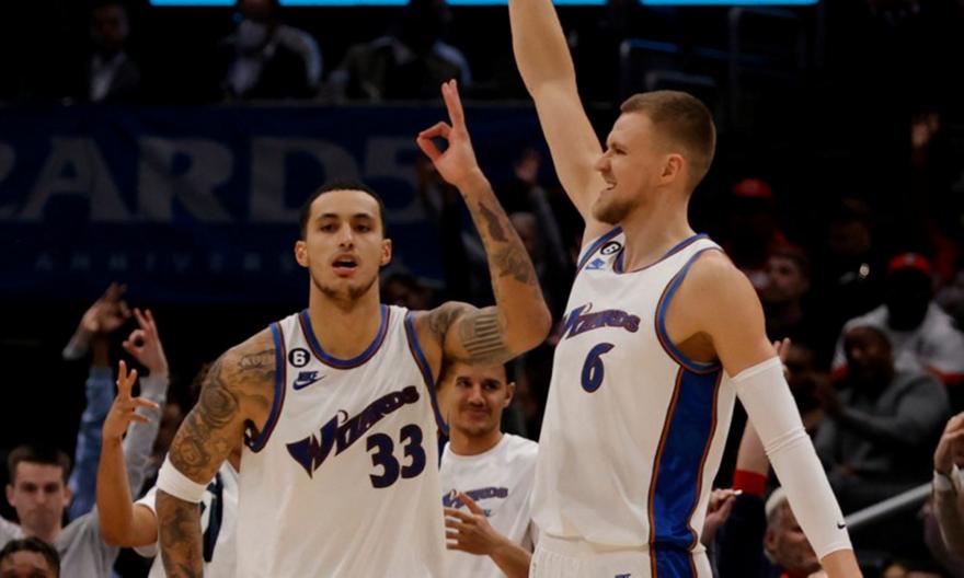 Γουίζαρντς: Υπογράφουν νέο συμβόλαιο Πορζίνγκις, Κούζμα