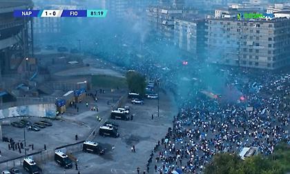Πανζουρλισμός από τους φίλους της Νάπολι έξω από το «Ντιέγκο Αρμάντο Μαραντόνα» την ώρα του ματς!