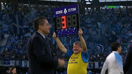 Μέλος του επιτελείου της Νάπολι πανηγύρισε το πρωτάθλημα με τον πίνακα του 4ου διαιτητή!