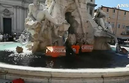 Ρώμη: Ακτιβιστές έβαψαν μαύρα τα νερά στο διάσημο σιντριβάνι της Πιάτσα Ναβόνα