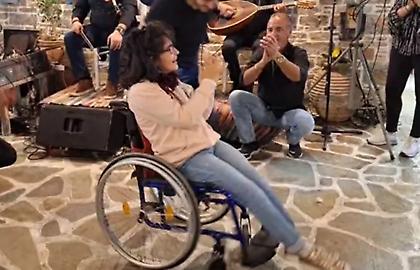 Αμοργός: Κορίτσι χορεύει «μπάλο» με το αναπηρικό της αμαξίδιο και συγκινεί