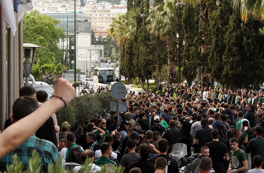 Παναθηναικός: Εκατοντάδες οπαδοί έξω από το ξενοδοχείο