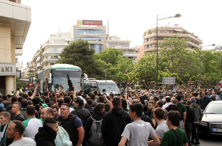 Παναθηναικός: Εκατοντάδες οπαδοί έξω από το ξενοδοχείο