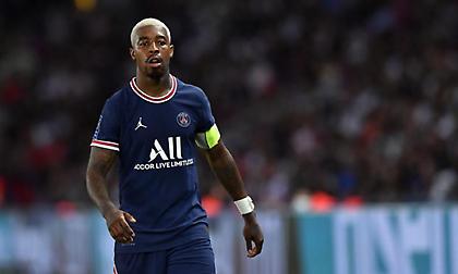 Ψάχνει τον αντικαταστάτη του Κιμπεμπέ η Παρί, σε πρώτο πλάνο Λούκας Ερναντέζ και Εντικά