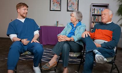 Ο YouTuber Mr.Beast βοήθησε 1000 ανθρώπους σε όλο τον κόσμο να ακούσουν ξανά