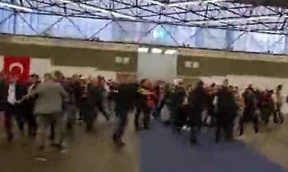 Συμπλοκή σε τουρκικό εκλογικό κέντρο στο Άμστερνταμ - Μπουνιές, κλωτσιές και καρεκλιές