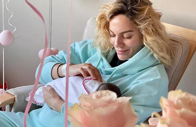 Ιωάννα Μαλέσκου: Δημοσίευσε την πρώτη φωτογραφία με τη νεογέννητη κόρη της