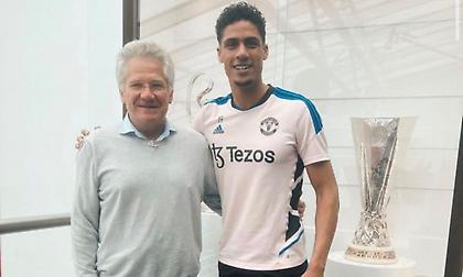 Υποδέχτηκε τον Μπόλονι στο προπονητικό κέντρο της Γιουνάιτεντ ο Βαράν!