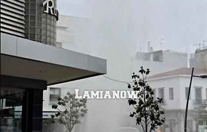 Λαμία: Φορτηγό «έπεσε» σε πυροσβεστικό κρουνό – «Συντριβάνι» 10 μέτρων στο κέντρο της πόλης