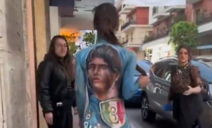 Οπαδός της Νάπολι έβαψε το γυμνό της σώμα στα χρώματα της ομάδας και βγήκε στον δρόμο!