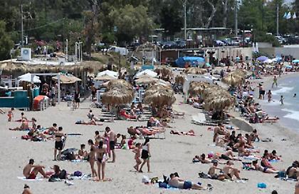 «Γαλάζιες σημαίες» σε 617 παραλίες στην Ελλάδα: Ποιες περιοχές είναι οι «πρωταθλήτριες»