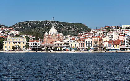 Μυτιλήνη: Βανδαλισμός σε εκλογικό περίπτερο της ΝΔ μία μέρα πριν την επίσκεψη Μητσοτάκη