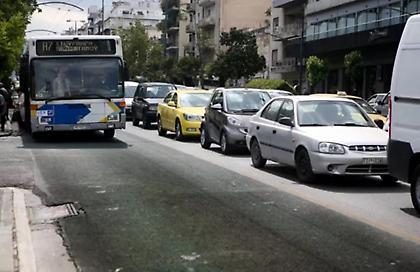 Λεωφορείο συγκρούστηκε με μηχανή στο ύψος του Καλλιμάρμαρου - Δύο τραυματίες