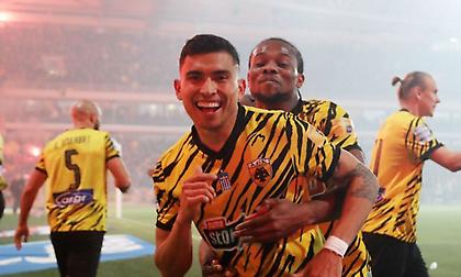 Ο Πινέδα οδηγά και τραγουδά Παντελίδη