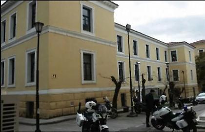 Ελεύθερος ο Λιμενικός που κατηγορείται για ρίψη χειροβομβίδας και εμπρησμό αυτοκινήτου συναδέλφου