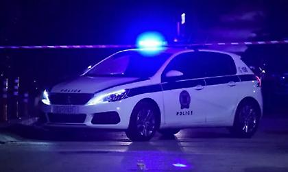 Ισχυρή έκρηξη στην είσοδο πολυκατοικίας στο Περιστέρι - Zημιές και σε σταθμευμένα οχήματα