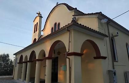 Σκηνές αρχαίας τραγωδίας στην κηδεία του βρέφους στην Αρτα – Κατέρρευσε ο πατέρας