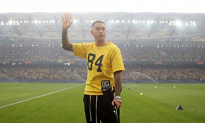 Ο Αραούχο μπήκε με πατερίτσες στον αγωνιστικό χώρο και αποθεώθηκε!