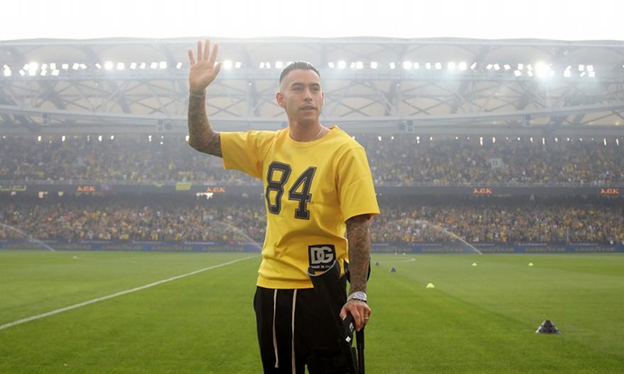 Ο Αραούχο μπήκε με πατερίτσες στον αγωνιστικό χώρο και αποθεώθηκε!