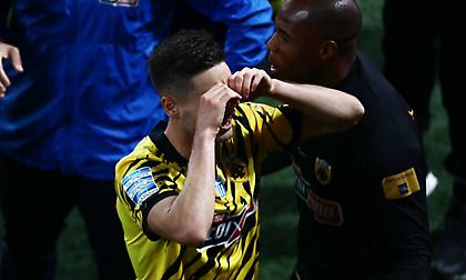 «Έκρυψε» την μπάλα η ΑΕΚ, ο Γκατσίνοβιτς την εμφάνισε στα δίχτυα για το 2-0 και… έψαξε τον γιο του!