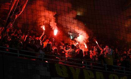 ΑΕΚ: Οπαδός πέταξε βεγγαλικό από το ένα πέταλο στο άλλο - Βρέθηκε και απομακρύνθηκε από το γήπεδο!