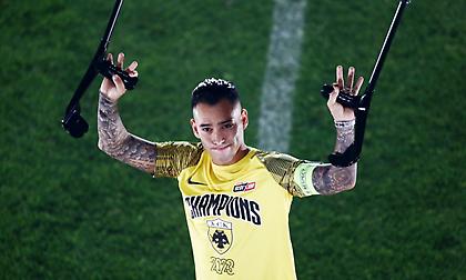 Με περιβραχιόνιο για τον Άλκη στην απονομή ο Αραούχο