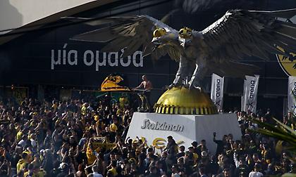 Δέκα φωτογραφίες από το «κιτρινόμαυρο»… ποτάμι έξω από την OPAP Arena!