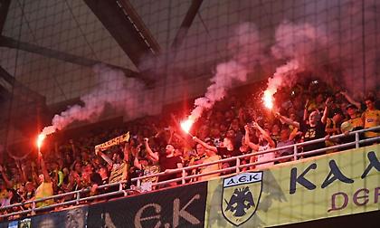 Το φοβερό σόου με τα τύμπανα και τα χέρια ψηλά για το «ΑΕΚ, ΑΕΚ»