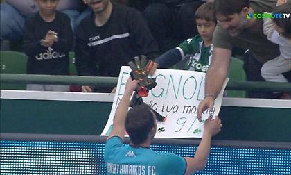 Ο Μπρινιόλι δώρισε τα γάντια του σε μικρό φίλο του Παναθηναϊκού