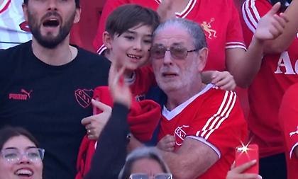 Πανέμορφο βίντεο με παππού και εγγονό να κλαίνε αγκαλιά μετά από γκολ της ομάδας τους στο 90'+5'!
