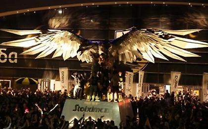 Ολονύκτιο πάρτι στη Νέα Φιλαδέλφεια έξω από το γήπεδο της ΑΕΚ