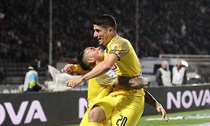 Η συγκινητική αφιέρωση του Αραούχο στον Μάνταλο για το πρωτάθλημα της ΑΕΚ