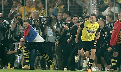 Το πάρτι στον πάγκο της ΑΕΚ και το… ντου των παικτών με τη λήξη!