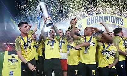 Ο Αραούχο φώναξε τον Μάνταλο και σήκωσαν μαζί το πρωτάθλημα της ΑΕΚ στον ουρανό της Φιλαδέλφειας!