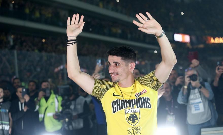 Μάνταλος: «Περάσαμε τις μεγάλες πίστες, θέλω να τελειώσω την καριέρα μου στην ΑΕΚ»