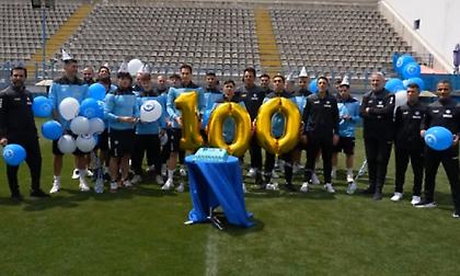 Ατρόμητος: Παίκτες και τεχνικό τιμ έσβησαν κεράκια για τα 100ά γενέθλια