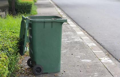 Άγνωστοι πετούσαν… κάδους απορριμμάτων σε διερχόμενα αυτοκίνητα στη Λάρισα