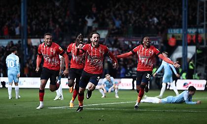 Ανέτρεψε τη Σάντερλαντ και «βλέπει» ιστορική άνοδο στην Premier League η Λούτον!