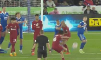 Απολαυστική λήψη από τη φαουλάρα του Αλεξάντερ-Άρνολντ κόντρα στη Λέστερ!